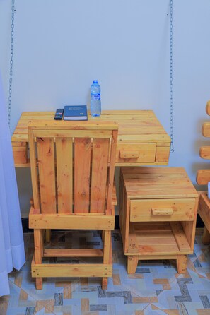 Standard-Doppelzimmer, 1 Schlafzimmer | Wohnbereich | 32-Zoll-Flachbildfernseher mit Kabelempfang, Pay-TV