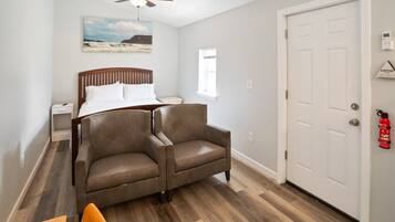 1 habitación, escritorio, tabla de planchar con plancha y wifi