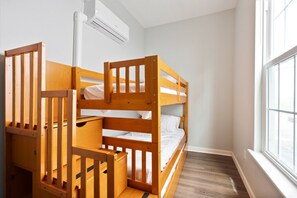 2 bedrooms, desk, iron/ironing board, WiFi - Family beach getaway| sleeps 5 (Hampton)