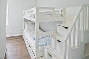 2 bedrooms, desk, iron/ironing board, WiFi - Hampton Beach family getaway (Hampton)