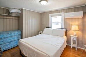 2 bedrooms, desk, iron/ironing board, WiFi