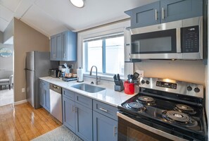 Private kitchen - Couples Beach side condo getaway (Hampton)