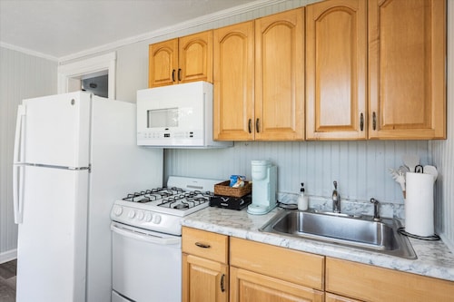 sleeps 4 one block from beach