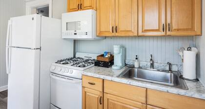 sleeps 4 one block from beach