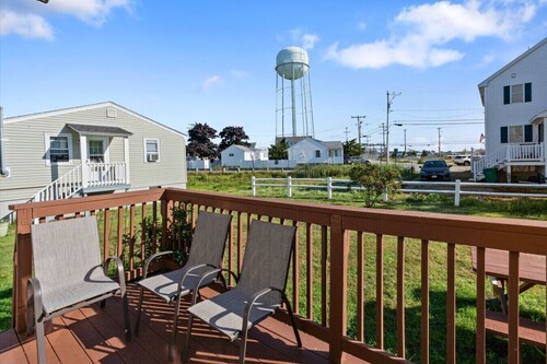 sleeps 4 one block from beach