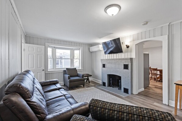 TV, fireplace - 3 bedroom one block from beach (Hampton)