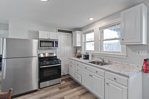 Fridge, microwave, oven, stovetop - 3 bedroom one block from beach (Hampton)