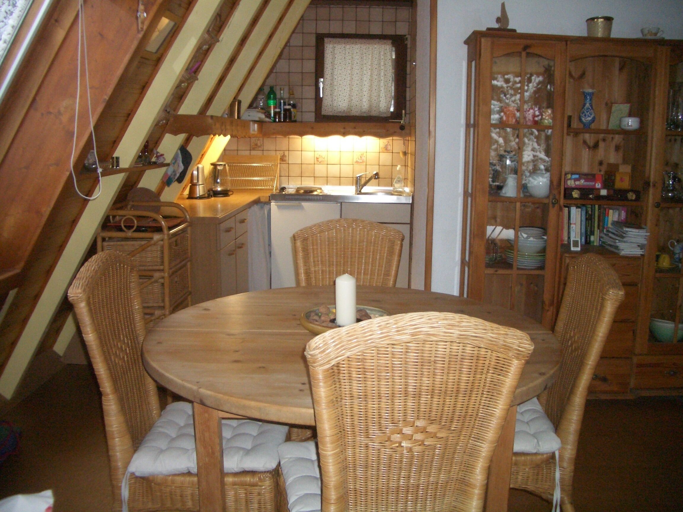 Kühlschrank, Herdplatte, Wasserkocher mit Kaffee-/Teezubehör