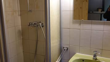 Douche, serviettes fournies, savon, papier toilette