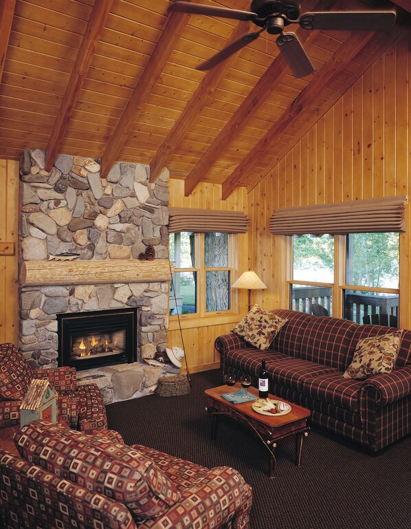 Fireplace - Patterson Lake Cabin Grand Suite 2-Bdrm (Winthrop)