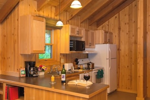 Fridge, microwave, oven, stovetop - Patterson Lake Cabin Grand Suite 2-Bdrm (Winthrop)
