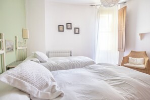 2 bedrooms, iron/ironing board, bed sheets