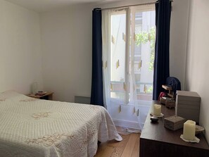 2 bedrooms, iron/ironing board, WiFi, bed sheets - The Paris Impasse Hideaway: Duplex in quiet 13th district. Up to 5 Guests. (Paris)