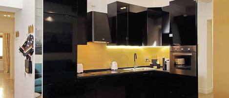 Réfrigérateur, micro-ondes, four, plaque de cuisson