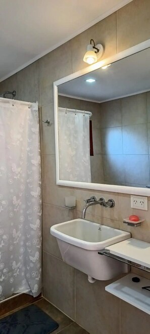 提供毛巾、番梘、洗頭水、廁紙