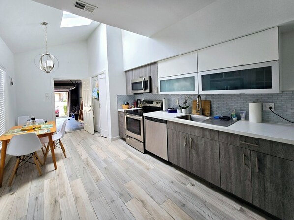 Fridge, microwave, oven, stovetop - Charming 2-bedroom townhome in energy corridor, FULL of light (Houston)