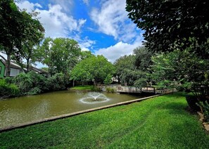 Property grounds - Charming 2-bedroom townhome in energy corridor, FULL of light (Houston)
