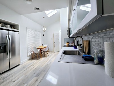 Charming 2-bedroom townhome in energy corridor, FULL of light