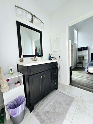 2 bedrooms, iron/ironing board, free WiFi, bed sheets - Charming 2-bedroom townhome in energy corridor, FULL of light (Houston)