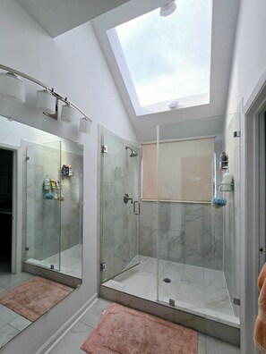 Dusj, hårføner, håndklær og såpe