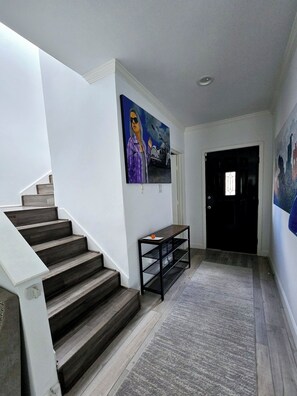 Interior - Charming 2-bedroom townhome in energy corridor, FULL of light (Houston)
