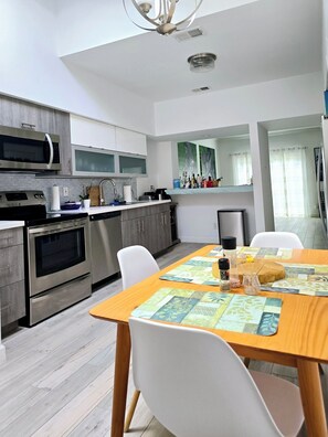 Fridge, microwave, oven, stovetop - Charming 2-bedroom townhome in energy corridor, FULL of light (Houston)