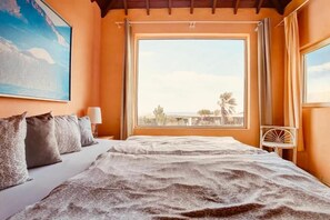 1 bedroom, in-room safe, iron/ironing board, travel crib - Apartment 1 with panoramic window in the bedroom facing the sea and Risco Famara (CN)