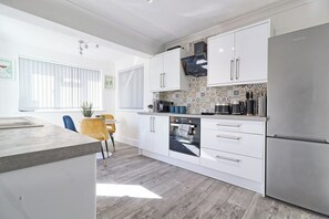 Een koelkast, een microgolfoven, een oven, een vaatwasser