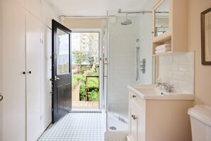 A bathroom with a shower, sink, and toilet. - The Earl's Court Hideout - Lovely 4bdr House With Garden (London)