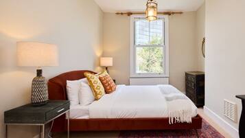 4 bedrooms, iron/ironing board, bed sheets