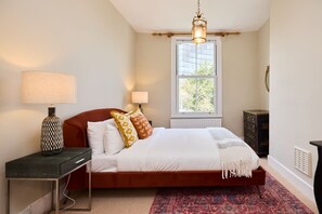 4 bedrooms, iron/ironing board, bed sheets