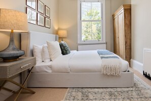 4 bedrooms, iron/ironing board, bed sheets - The Earl's Court Hideout - Lovely 4bdr House With Garden (London)