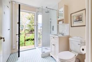 Hair dryer - The Earl's Court Hideout - Lovely 4bdr House With Garden (London)