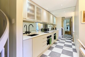 Appartement (1 Bedroom) | Privékeuken | Een koelkast, een oven, een vaatwasser