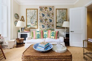 Apartment (1 Bedroom) | Living area - The Kensington Designer's Retreat -1bdr Flat (London)