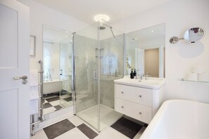 Apartment (1 Bedroom) | Badezimmer | Handtücher