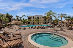 A heated pool - 3 Bedroom Spacious Condo at WorldQuest near Disney (Orlando)