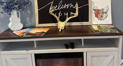 Charming 2-bedroom house with AC, WiFi in serene Van Buren