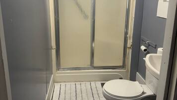 Douche, serviettes fournies, savon, shampoing