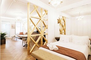 Ein Hotelzimmer mit Bett, einer Holzwand, einem Schreibtisch und einem Stuhl.
