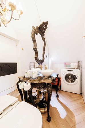 Shower, hair dryer, towels, soap - NEW! Exquisite Cozy Baroque apartment Portuguese Soul, sleeps 2 (Lisboa)