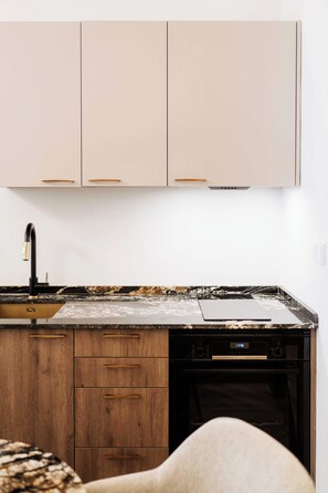 Fridge, oven, stovetop, dishwasher