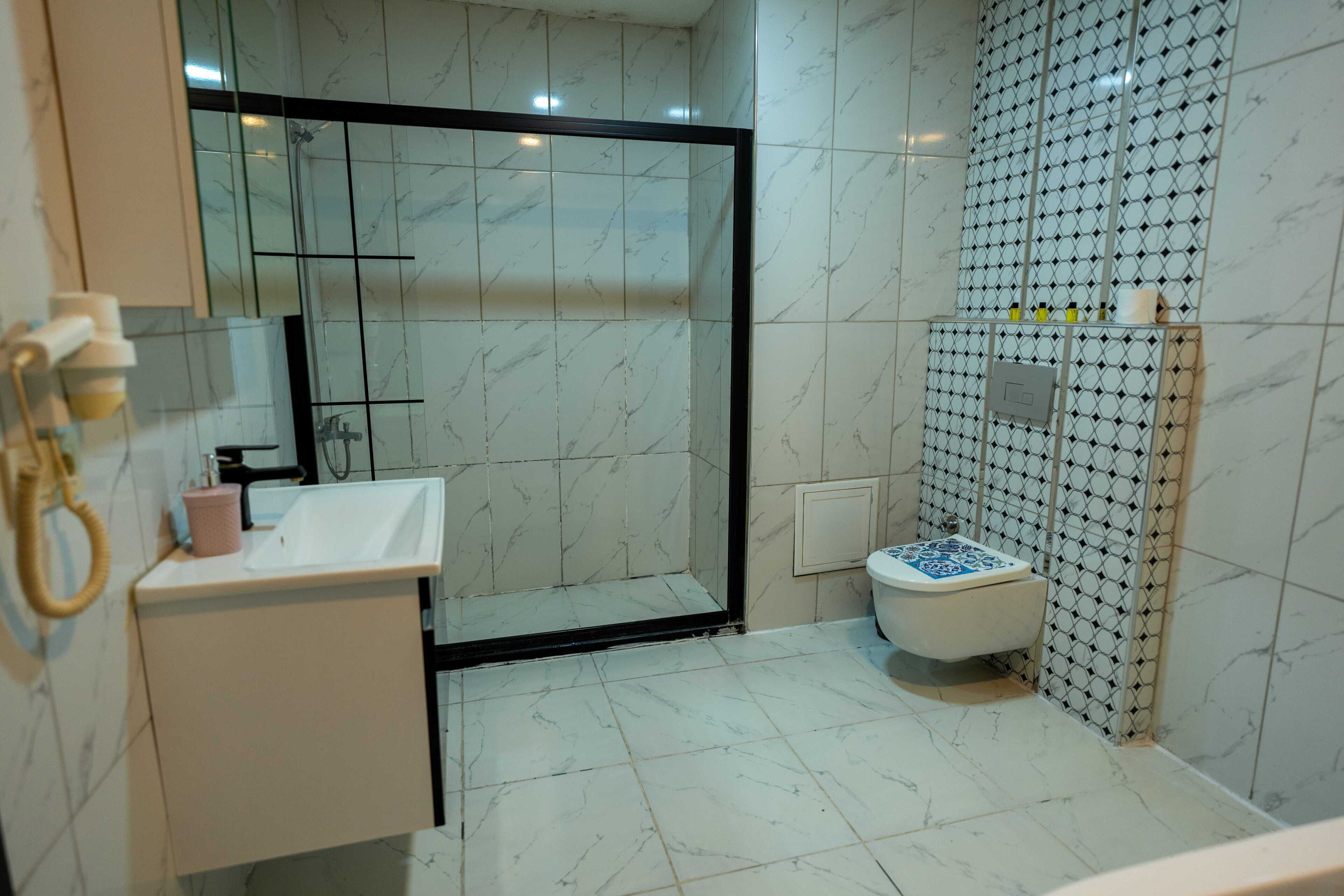 Un baño con ducha, inodoro y lavamanos.