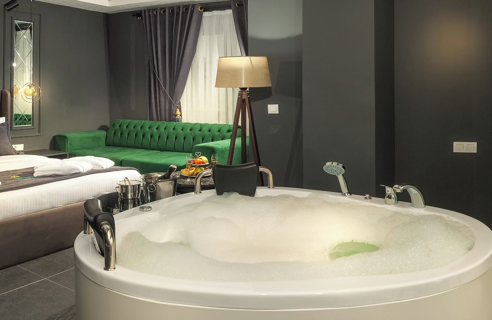 Deluxe Double Room, Jetted Tub | Soundproofing, free WiFi