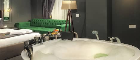 Deluxe Double Room, Jetted Tub | Soundproofing, free WiFi