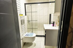 Standard Double Room | Bathroom | Slippers - Kral As Süite Hotel (Istanbul)