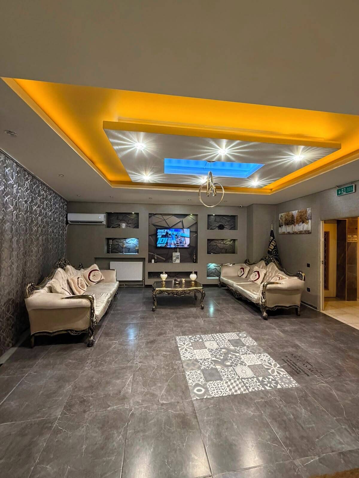 Lobby lounge