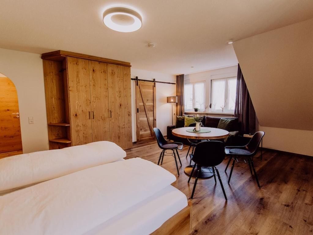 Comfort-Apartment, 1 King-Bett und Schlafsofa (Traube) | Individuell eingerichtet, kostenloses WLAN, Bettwäsche