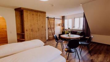 Comfort-Apartment, 1 King-Bett und Schlafsofa (Traube) | Individuell eingerichtet, kostenloses WLAN, Bettwäsche