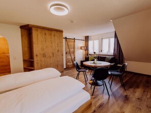 舒適公寓客房, 1 張特大雙人床和 1 張沙發床 (Traube) | 布置獨特、免費無線上網、床單